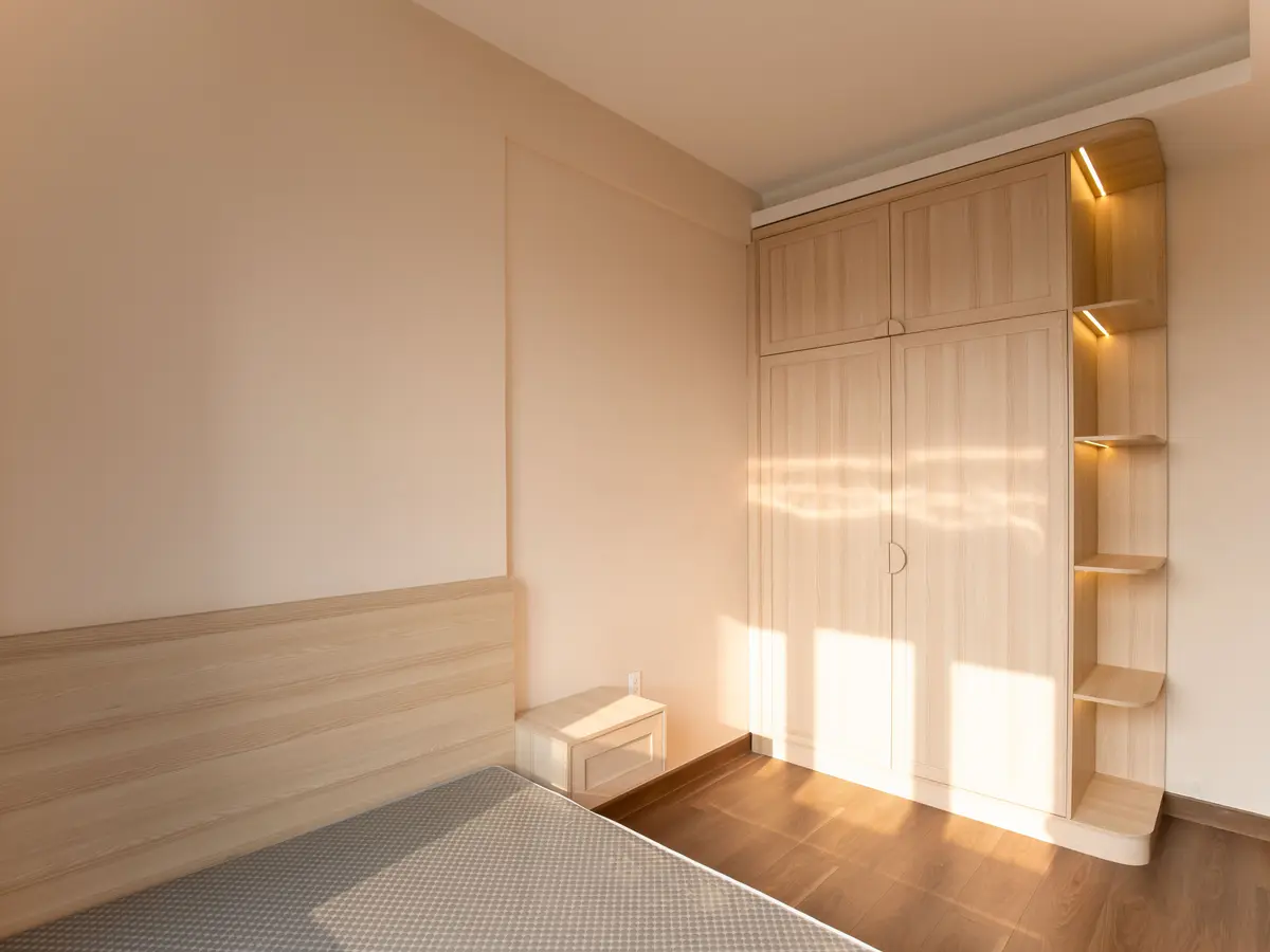 Original photo of the bedroom before its japandi redesign preview